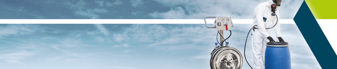 Headerbild Arbeiter mit Atemschutzausrüstung mit Chemiekalienfass