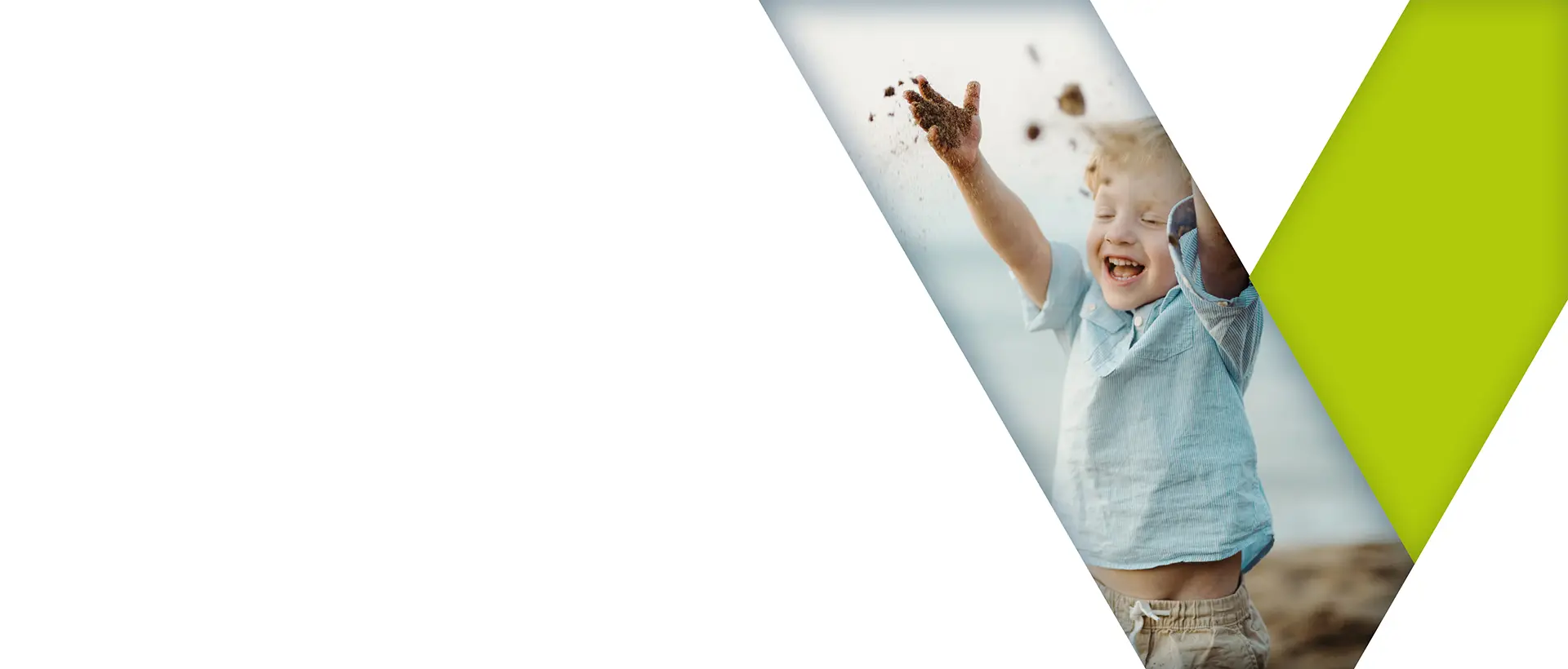 BartelsRieger Slider Kind spielt im Sand