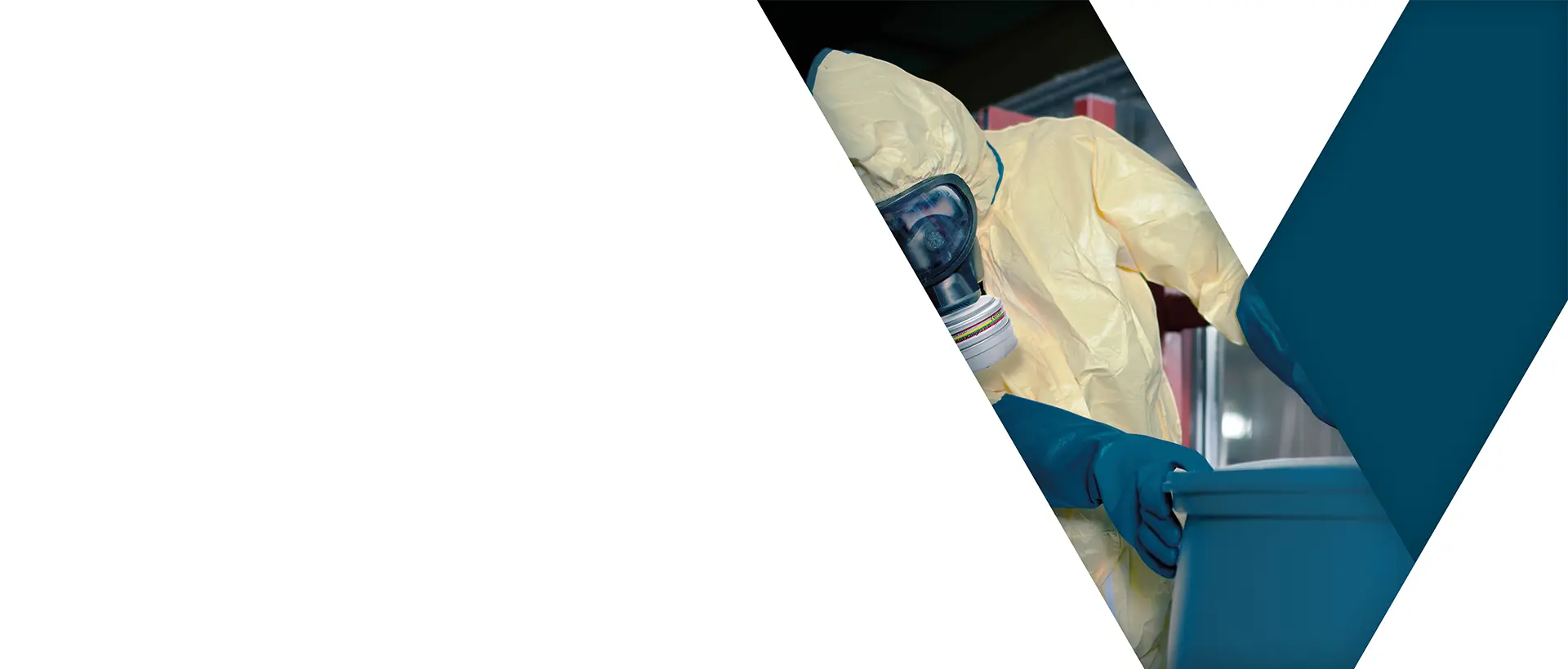 BartelsRieger Slider Arbeit mit Chemikalienfässern